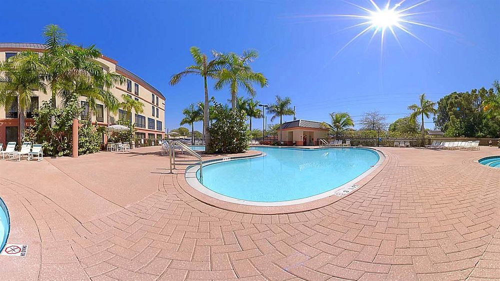 Holiday Inn - St. Petersburg West By Ihg Exterior photo
